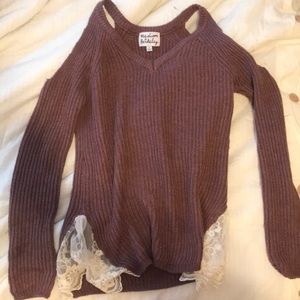Dusty purple cold shoulders sweater with lace